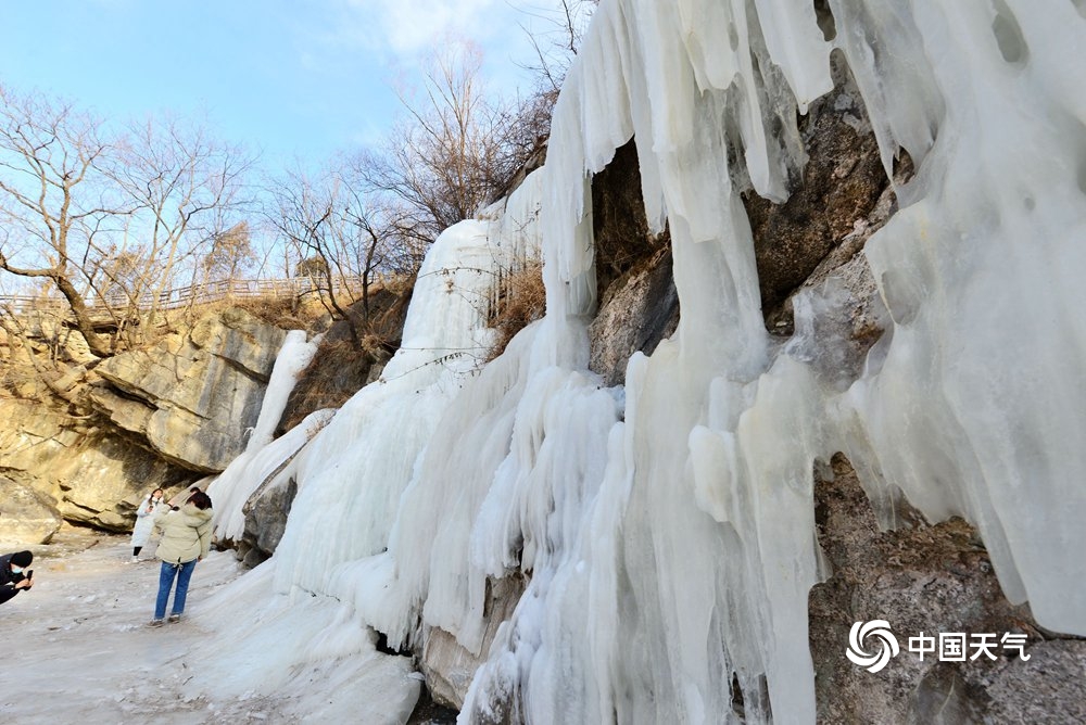 北京门头沟现壮观冰瀑群 游客慕“冰”而来