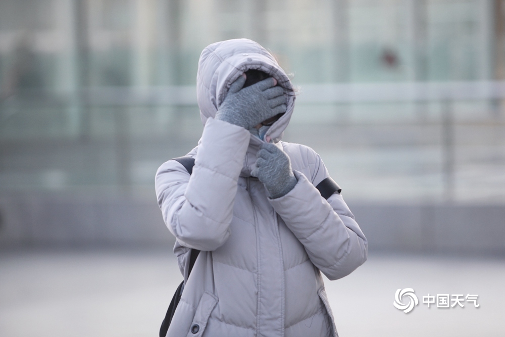 北风呼啸+降温！实拍寒冷天气下的北京街头