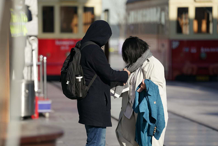 2021年首轮极寒天气！前门步行街行人在风寒中前行