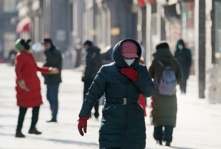2021年首轮极寒天气！前门步行街行人在风寒中前行
