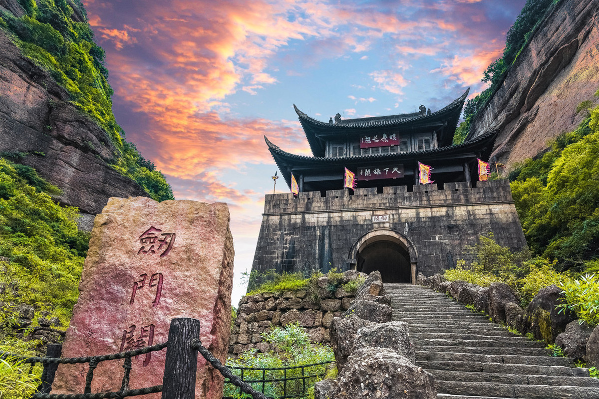 四川是中国旅游第一大省,有13个5A级景区,世界遗产很多