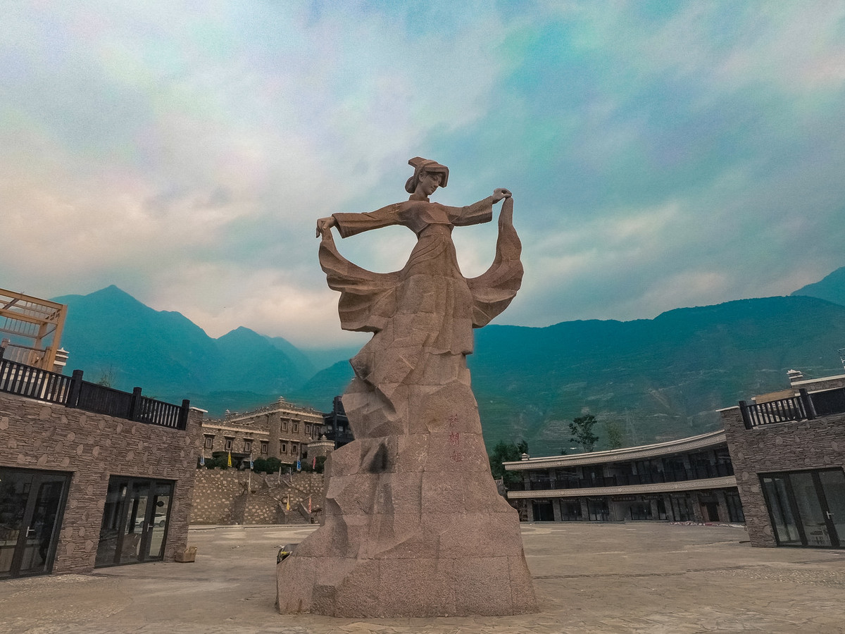 四川是中国旅游第一大省,有13个5A级景区,世界遗产很多