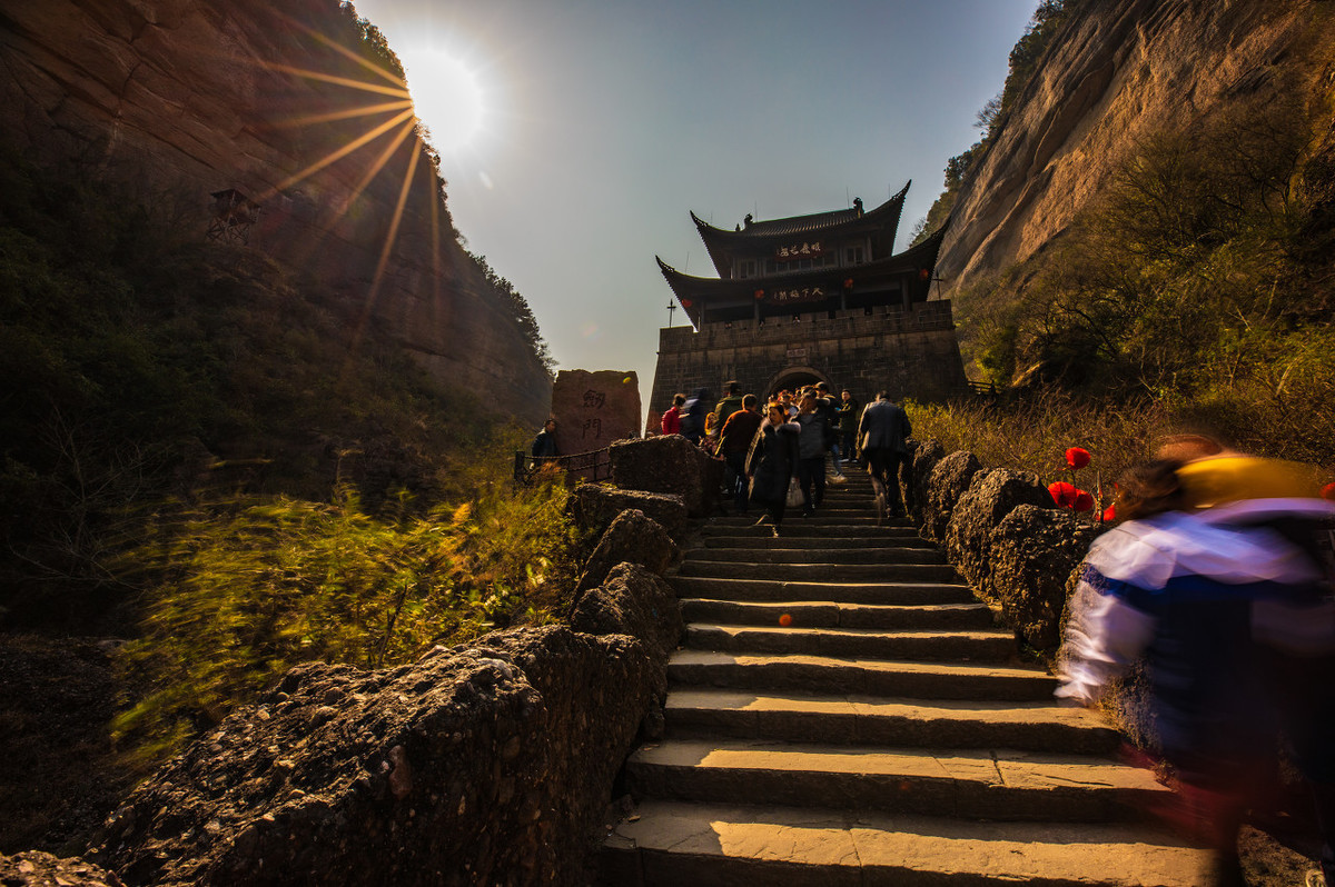 四川是中国旅游第一大省，有13个5A级景区，世界遗产很多