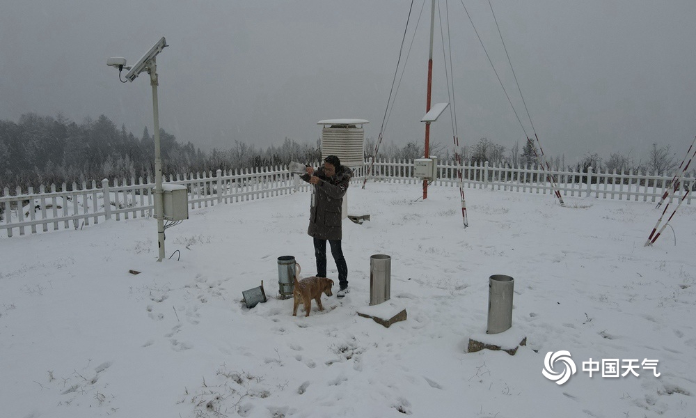 湖北多地迎新年首场降雪 宛如冰雪世界