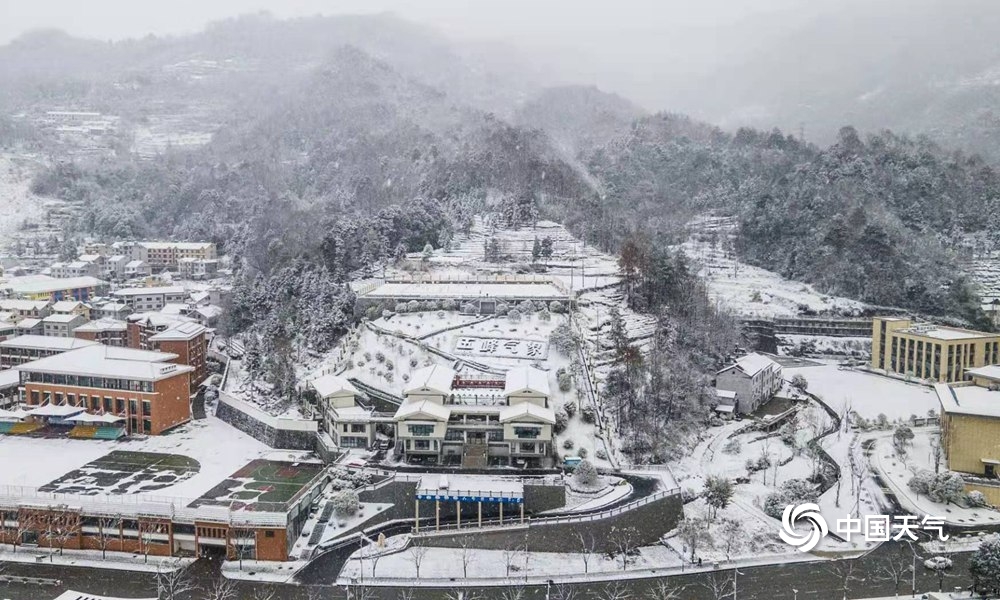 湖北多地迎新年首场降雪 宛如冰雪世界