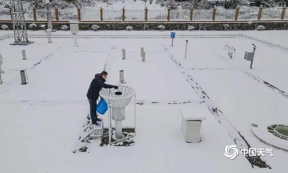 湖北多地迎新年首场降雪 宛如冰雪世界