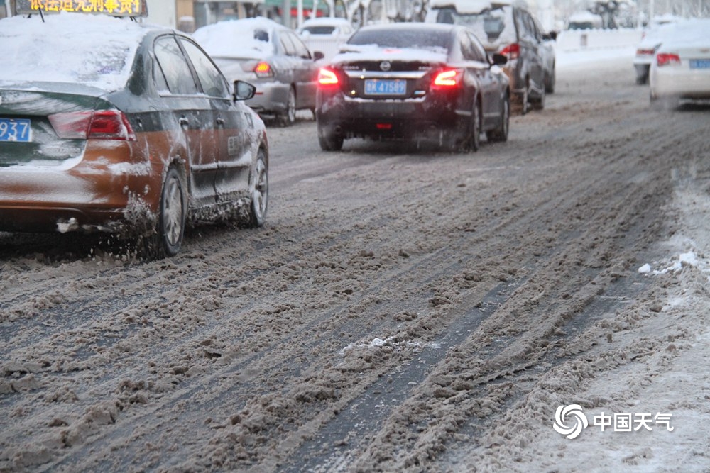 寒潮发威！山东威海现持续降雪 路面结冰湿滑交通出行困难