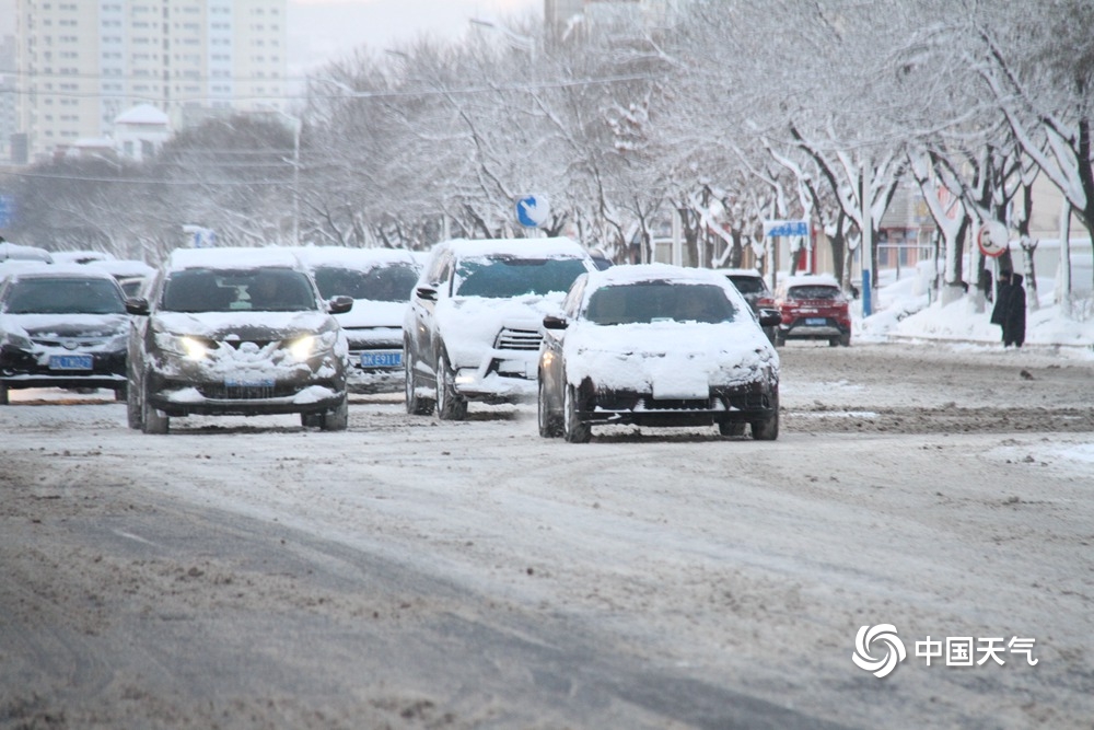 寒潮发威！山东威海现持续降雪 路面结冰湿滑交通出行困难