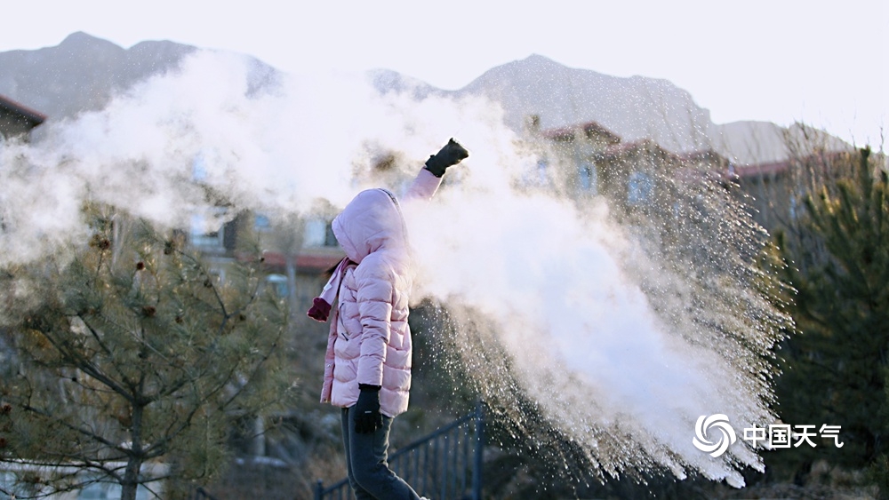 寒潮“速冻”北京 市民体验泼水成“冰”