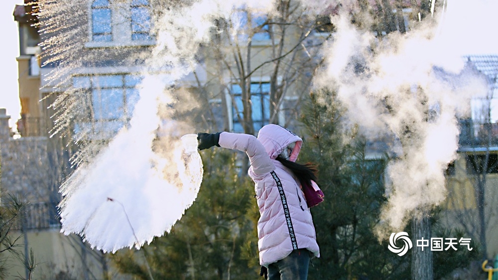寒潮“速冻”北京 市民体验泼水成“冰”