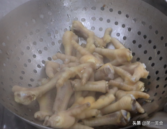 喝汤暖身,吃辣冒汗,鸡爪这样做,1口香2口辣,吃了一盘停不下