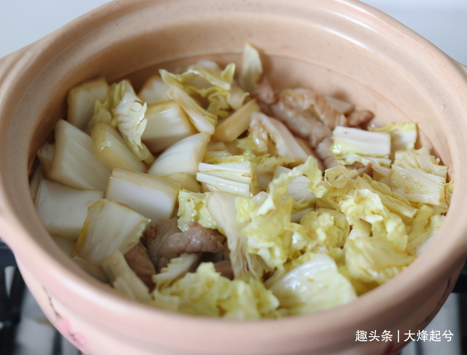 冷冬，就爱这砂锅白菜豆腐，掌握好炒菜的步骤，家常菜也能特美味