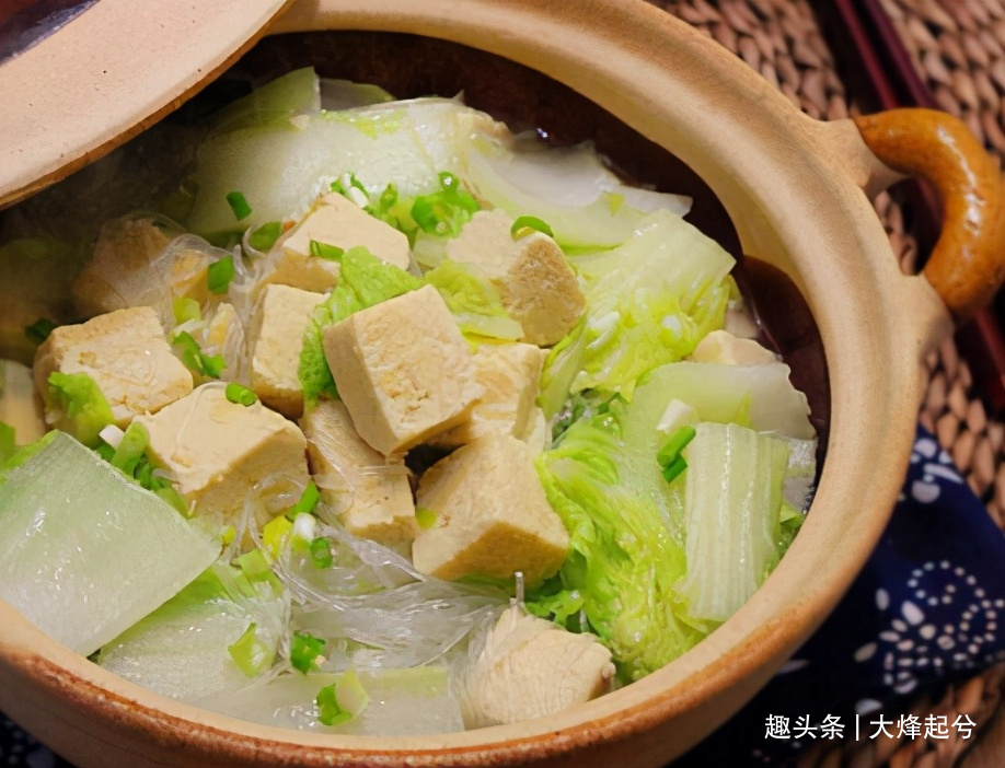 冷冬，就爱这砂锅白菜豆腐，掌握好炒菜的步骤，家常菜也能特美味