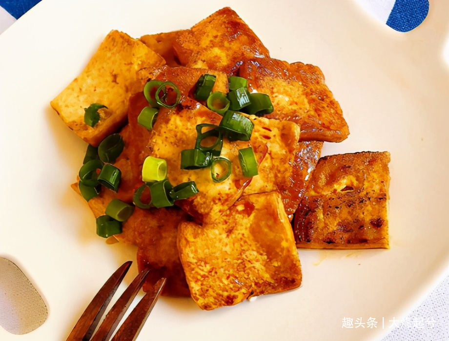 家常煎豆腐，别只放油了，多加1招窍门，豆腐金黄酥脆，还不易碎