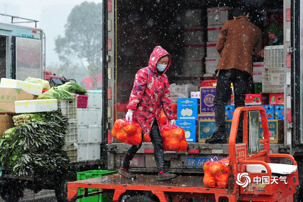 浙江金华漫天飞雪 农产品市场一派繁忙保供应