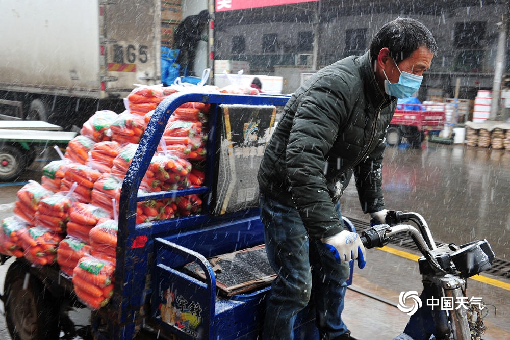 浙江金华漫天飞雪 农产品市场一派繁忙保供应