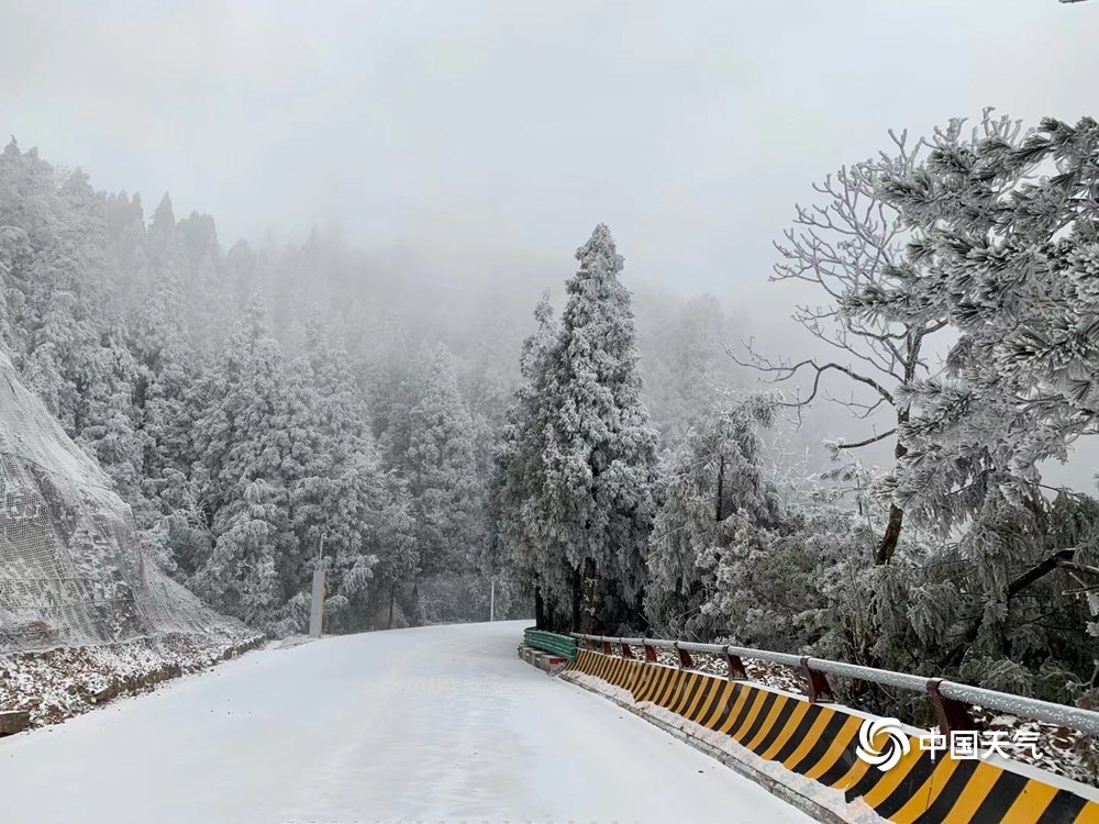 白雪皑皑!寒潮过境 江西多地高山白雪美如仙境
