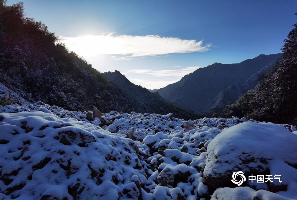 白雪皑皑!寒潮过境 江西多地高山白雪美如仙境