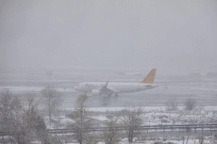 受恶劣天气影响 西班牙马德里巴拉哈斯国际机场暂时关闭
