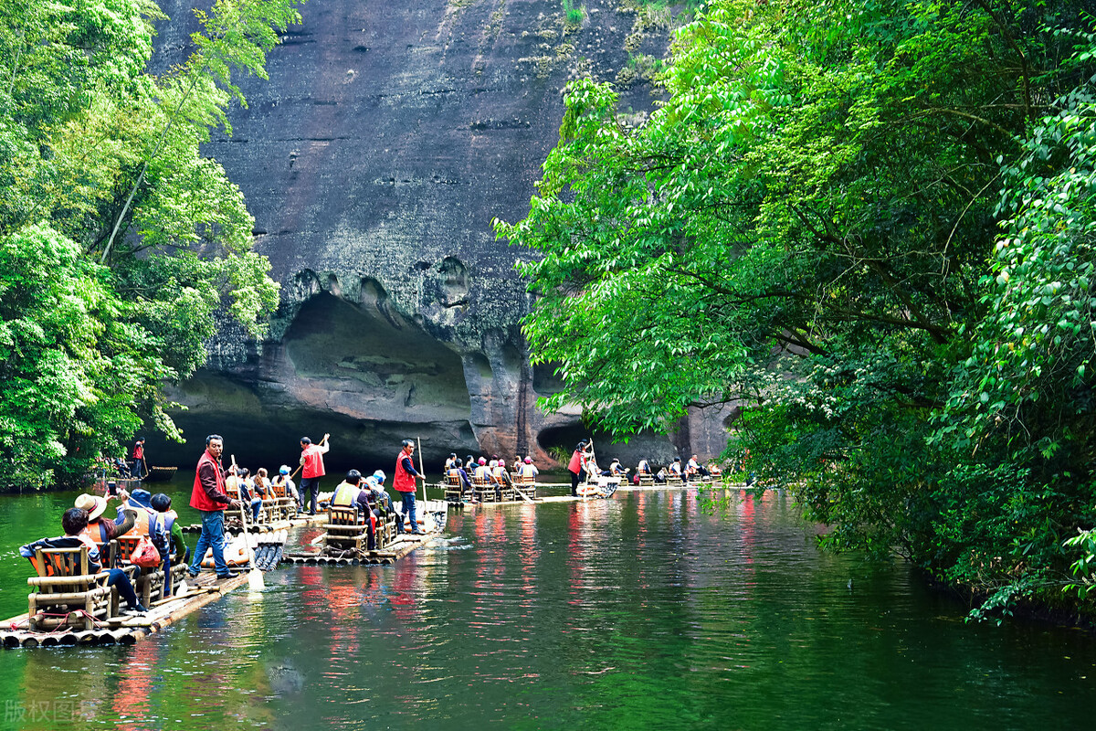 土楼、武夷山、鼓浪屿，福建最火的旅游景区，必游景点