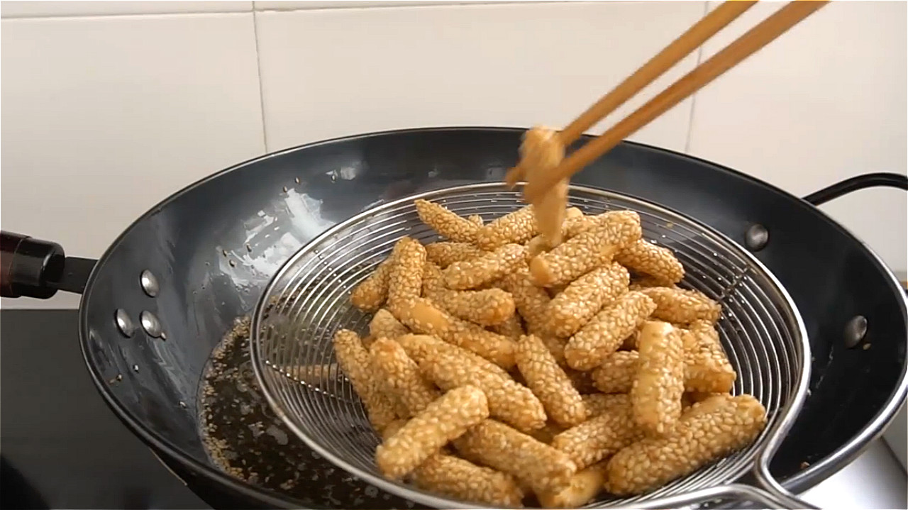 想吃芝麻酥条,教你最简单的做法,几块钱能做一大篮,香酥爽脆