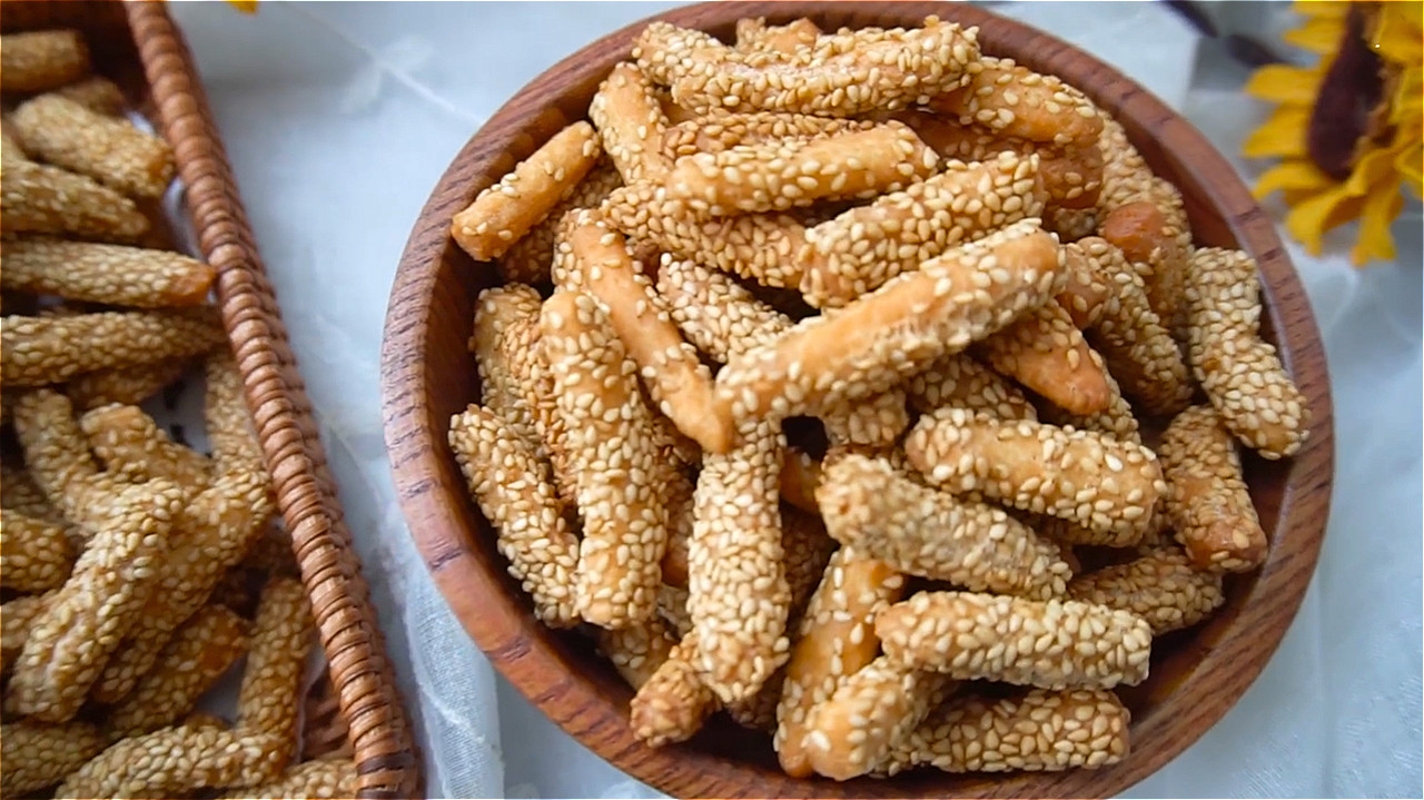 想吃芝麻酥条,教你最简单的做法,几块钱能做一大篮,香酥爽脆