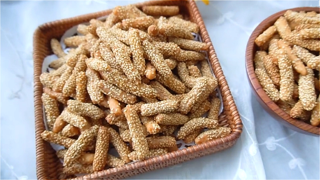 想吃芝麻酥条,教你最简单的做法,几块钱能做一大篮,香酥爽脆