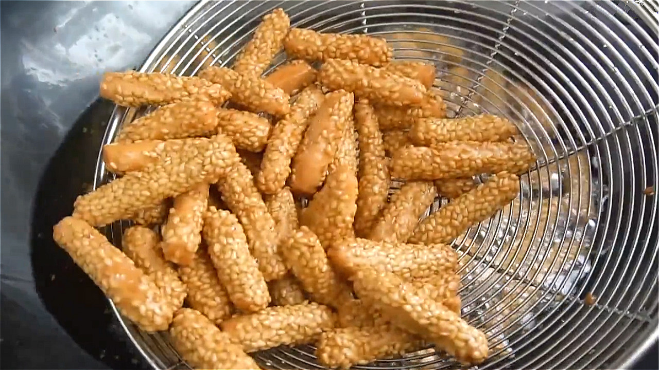 想吃芝麻酥条,教你最简单的做法,几块钱能做一大篮,香酥爽脆