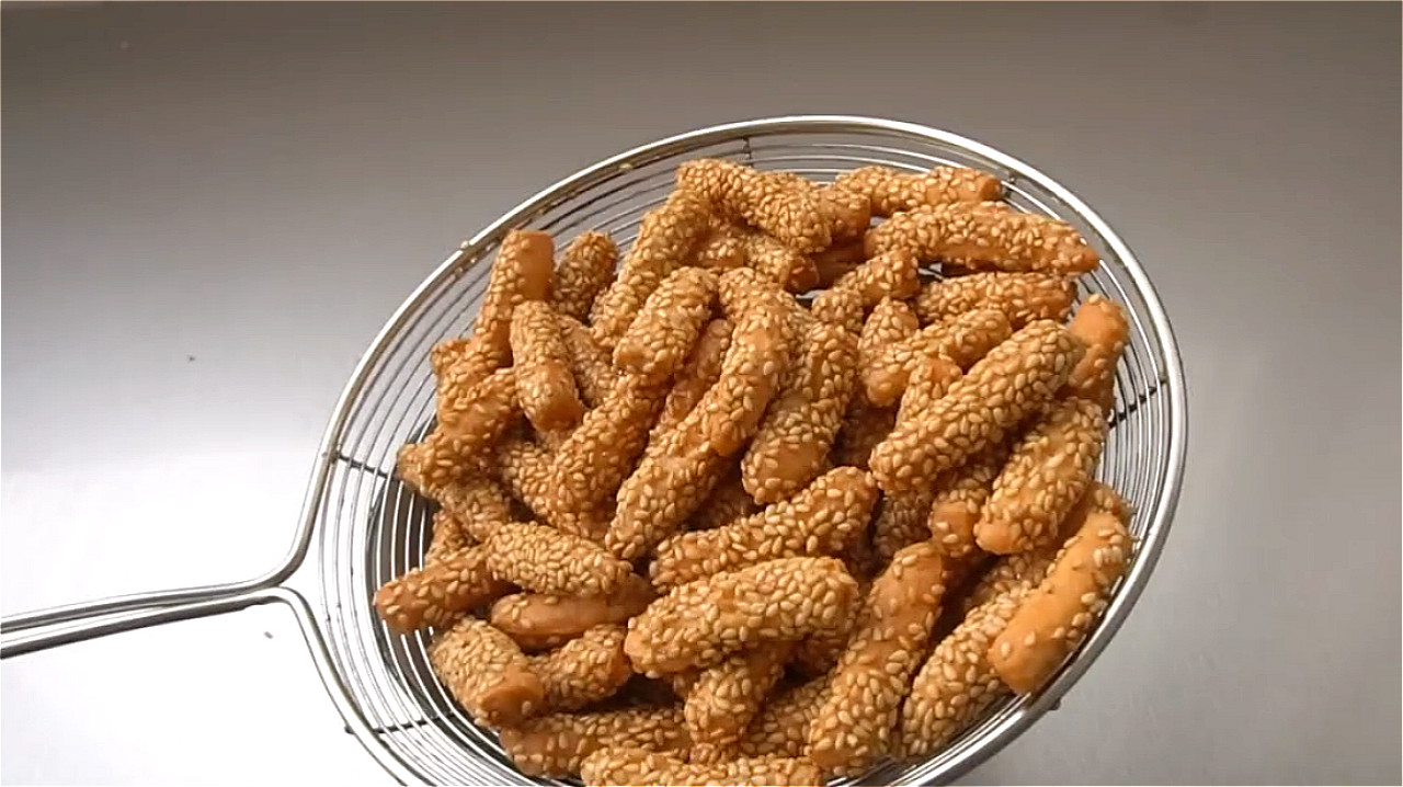 想吃芝麻酥条,教你最简单的做法,几块钱能做一大篮,香酥爽脆