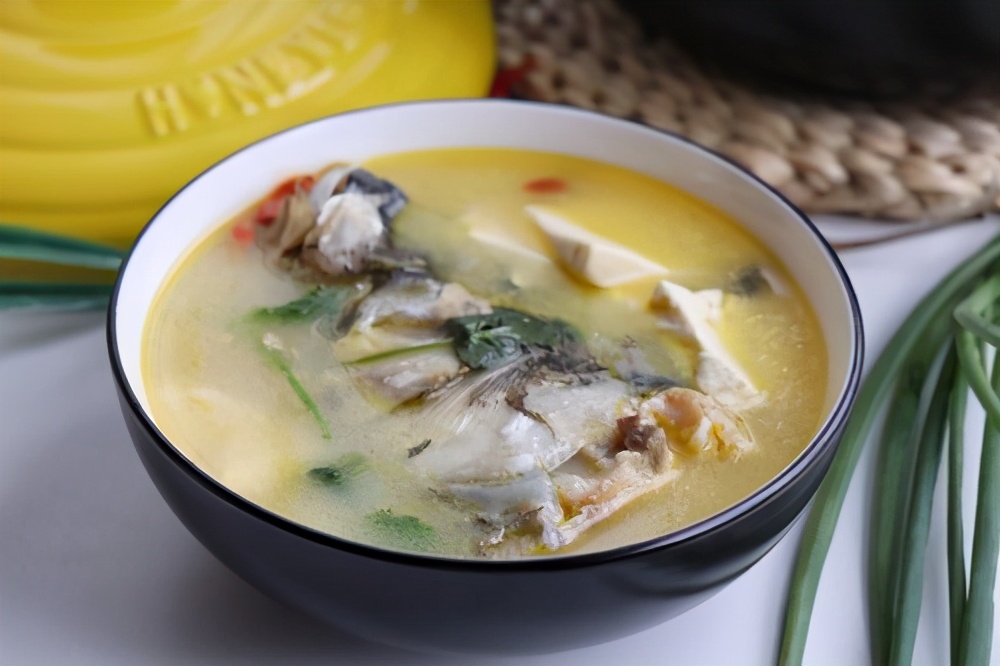 炖鱼头豆腐汤时,记住“3做1不放”,鱼汤没有腥味,汤汁浓白