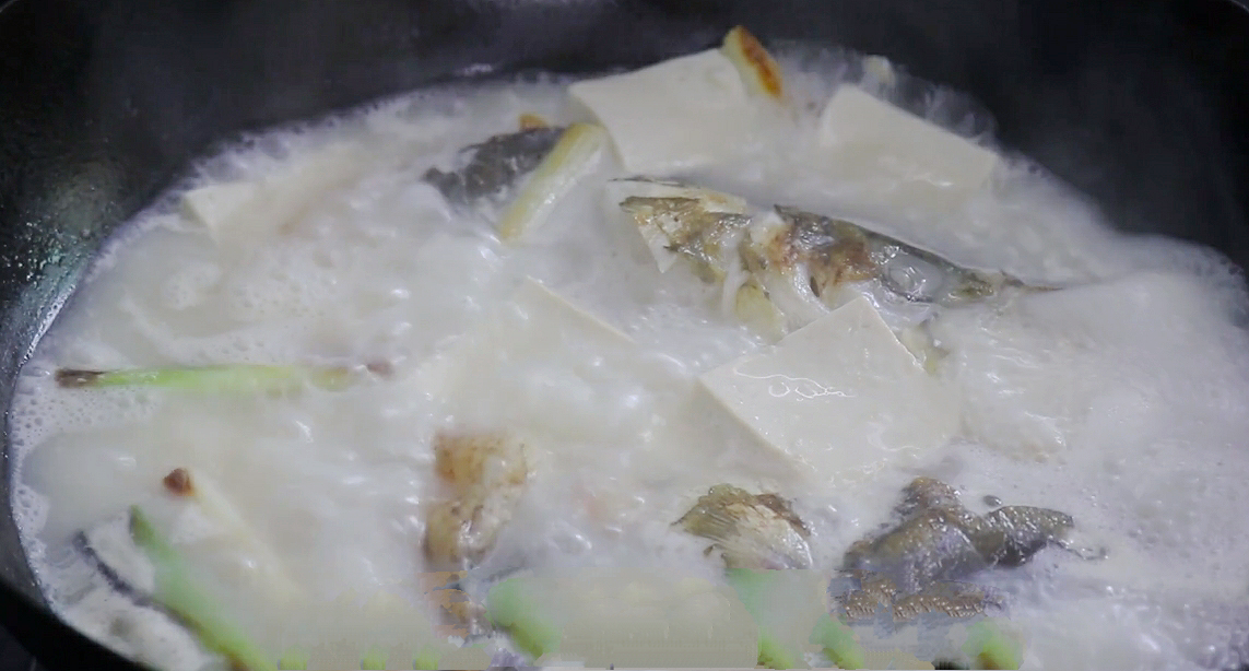 炖鱼头豆腐汤时,记住“3做1不放”,鱼汤没有腥味,汤汁浓白