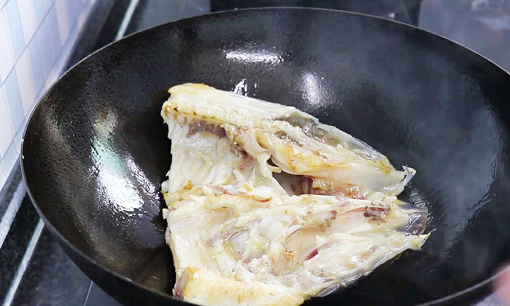 炖鱼头豆腐汤时,记住“3做1不放”,鱼汤没有腥味,汤汁浓白
