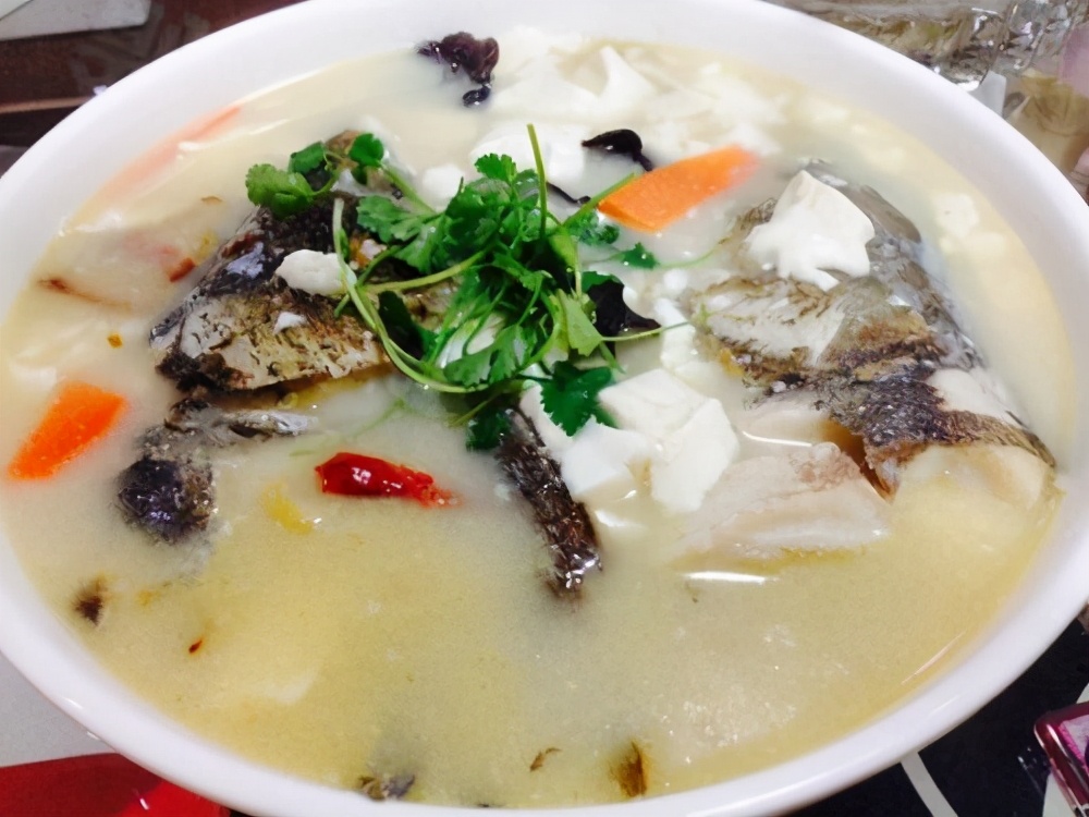 炖鱼头豆腐汤时，记住“3做1不放”，鱼汤没有腥味，汤汁浓白