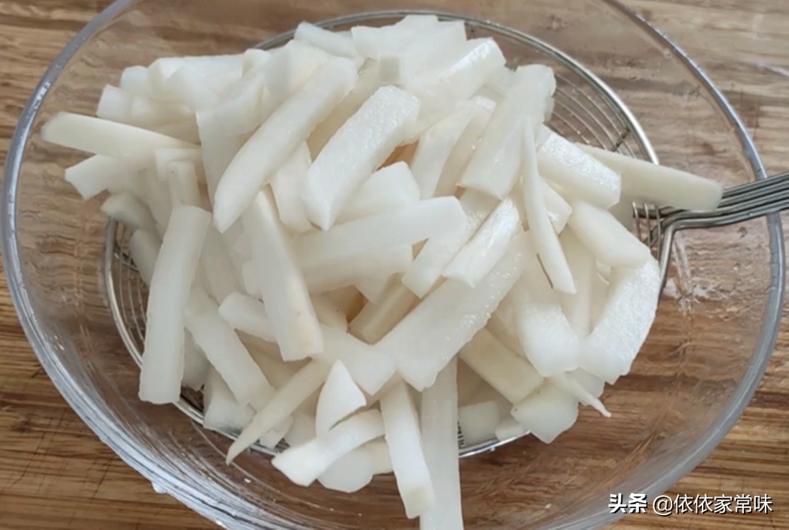霜降多吃萝卜,教你酒店的秘制腌萝卜条做法,酸甜微辣嘎嘣脆好吃
