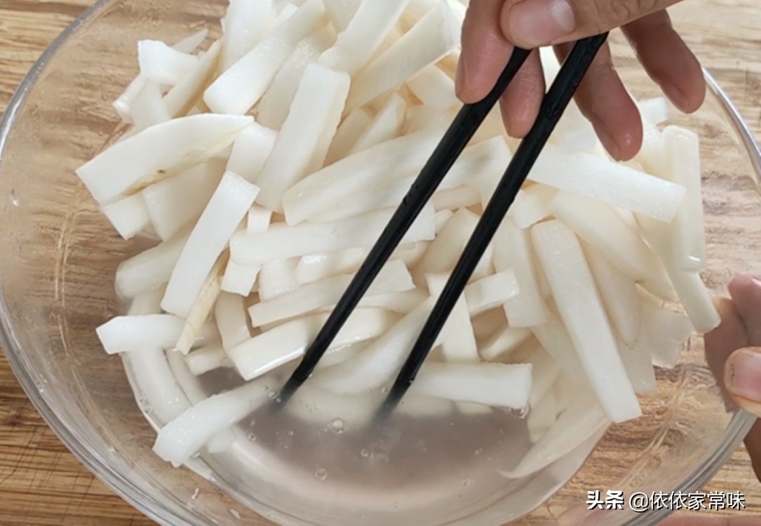 霜降多吃萝卜,教你酒店的秘制腌萝卜条做法,酸甜微辣嘎嘣脆好吃