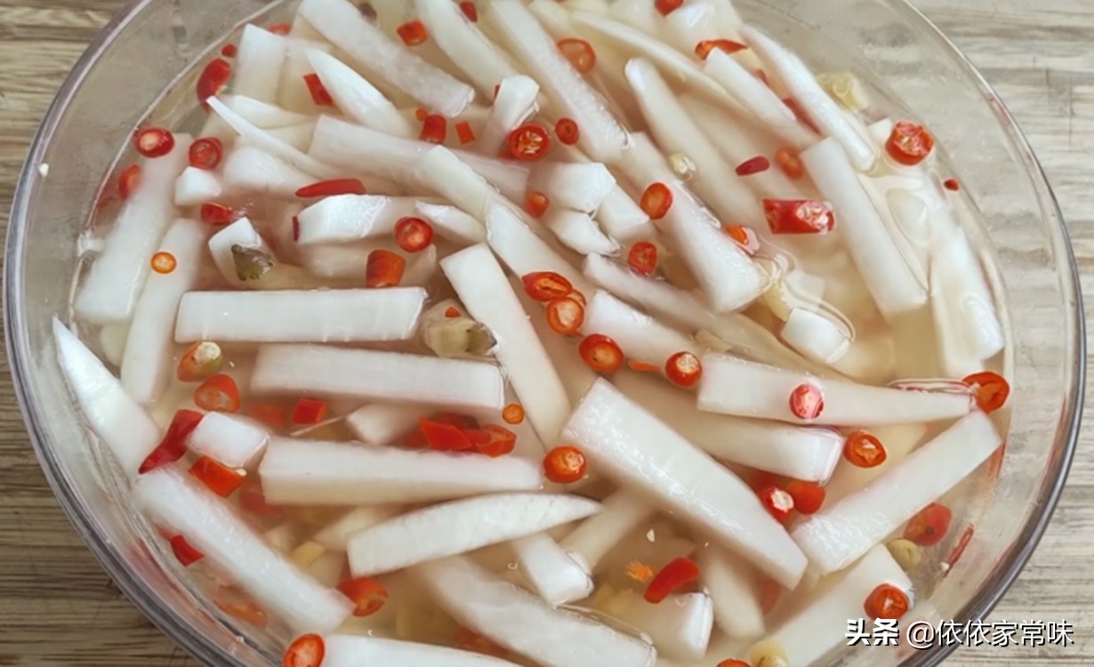 霜降多吃萝卜,教你酒店的秘制腌萝卜条做法,酸甜微辣嘎嘣脆好吃
