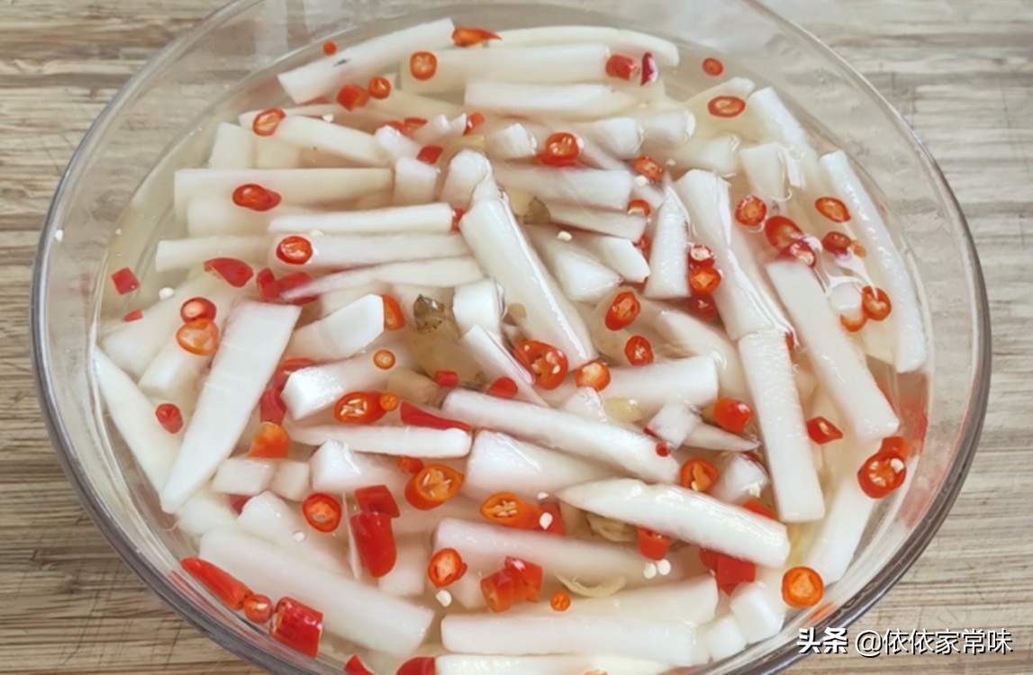 霜降多吃萝卜,教你酒店的秘制腌萝卜条做法,酸甜微辣嘎嘣脆好吃