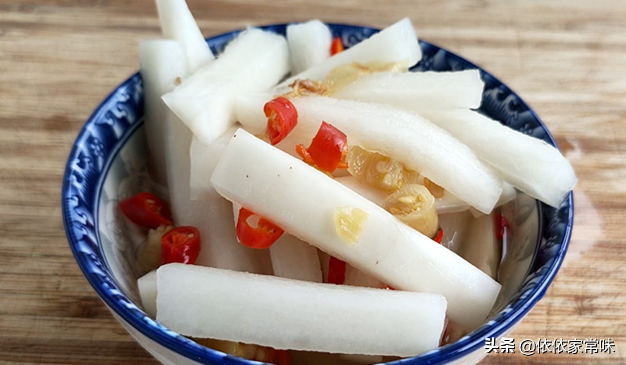 霜降多吃萝卜,教你酒店的秘制腌萝卜条做法,酸甜微辣嘎嘣脆好吃