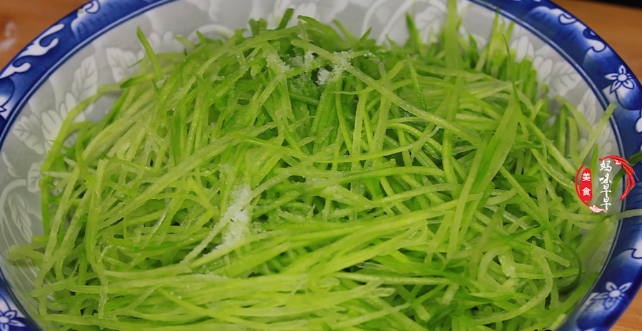 冬天要多吃萝卜,教你一个新鲜做法,不炒不腌不凉拌,好吃又解馋