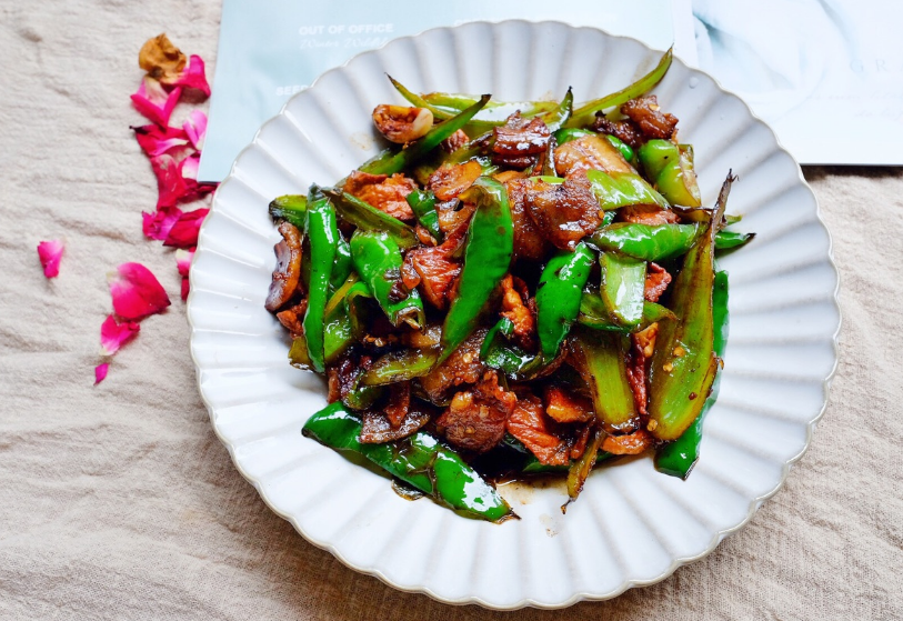 做辣椒炒肉,先炒辣椒还是肉?很多人做错,记住顺序,软嫩又香辣