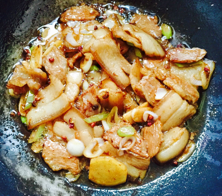 做辣椒炒肉,先炒辣椒还是肉?很多人做错,记住顺序,软嫩又香辣
