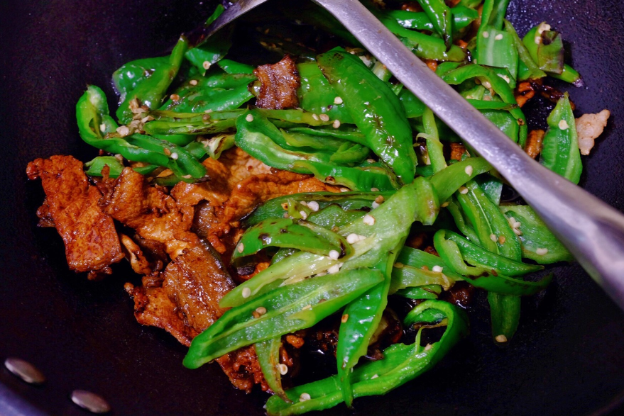 做辣椒炒肉,先炒辣椒还是肉?很多人做错,记住顺序,软嫩又香辣