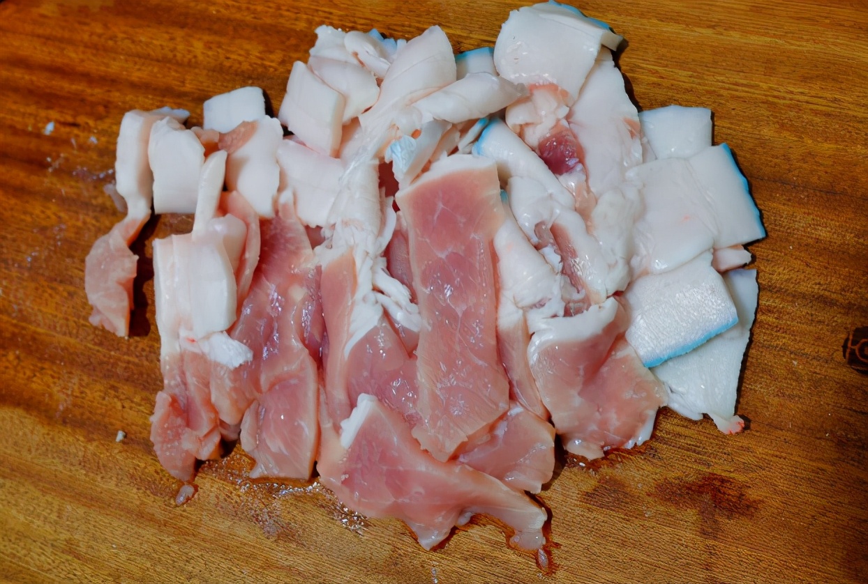 做辣椒炒肉,先炒辣椒还是肉?很多人做错,记住顺序,软嫩又香辣