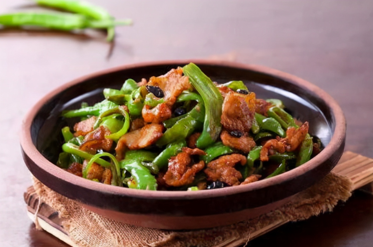 做辣椒炒肉,先炒辣椒还是肉?很多人做错,记住顺序,软嫩又香辣