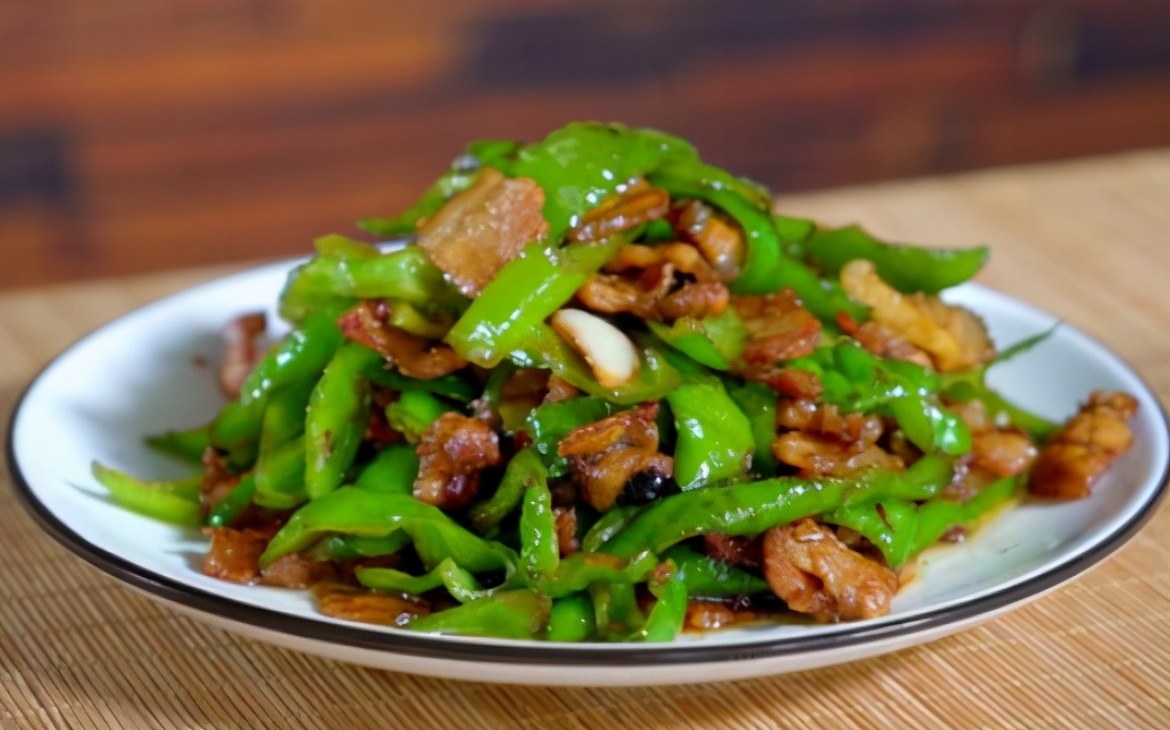 做辣椒炒肉,先炒辣椒还是肉?很多人做错,记住顺序,软嫩又香辣