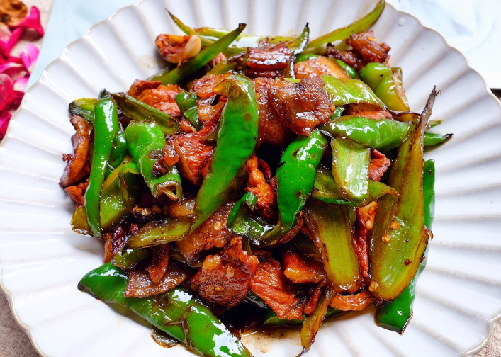 做辣椒炒肉,先炒辣椒还是肉?很多人做错,记住顺序,软嫩又香辣