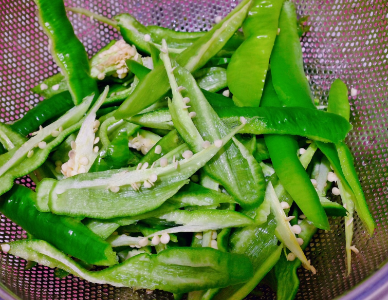 做辣椒炒肉,先炒辣椒还是肉?很多人做错,记住顺序,软嫩又香辣