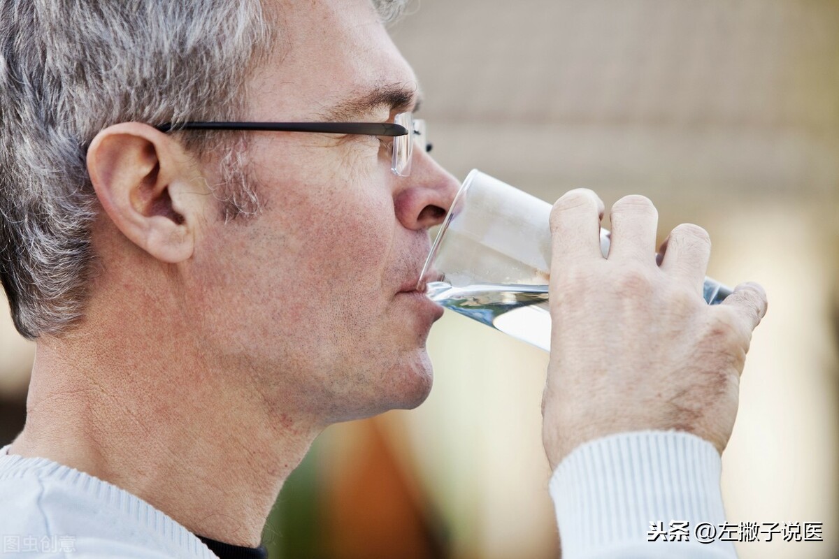 糖尿病患者应该多喝水还是少喝水？一文说清，教糖友如何科学喝水