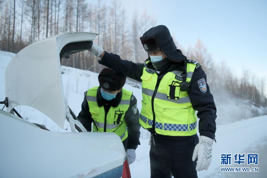 “最冷小镇”交警:极寒中的交通守护者