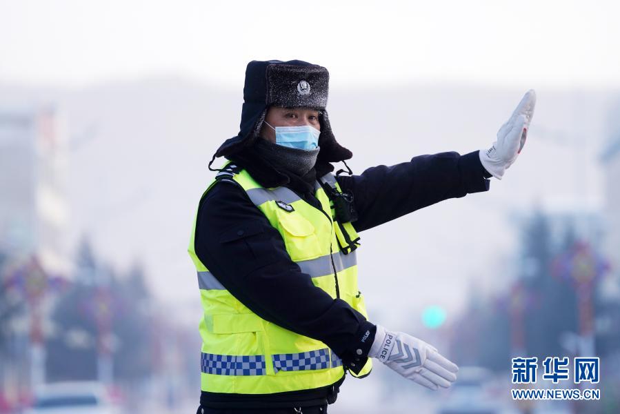 “最冷小镇”交警:极寒中的交通守护者